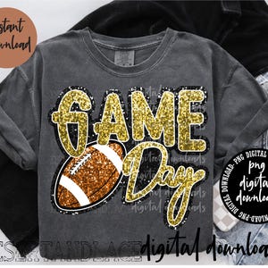 Könnte beinhalten: Ein graues T-Shirt mit dem Schriftzug "GAME DAY" in goldfarbenem Glitzer und einer Football-Grafik. Das Shirt trägt auch die Worte "Sofort-Download" und "digitale Downloads".