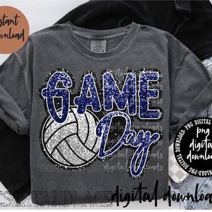 Könnte beinhalten: Graues T-Shirt mit einem Volleyball-Motiv und den Worten "GAME DAY" in blauem Glitzer-Schriftzug. Das Shirt hat auch die Wörter "Sofort-Download" und "digitale Downloads" im Bild.