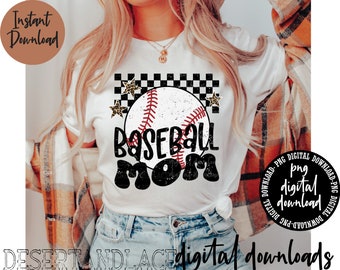 Könnte beinhalten: Weißes T-Shirt mit einem schwarz-weißen karierten Hintergrund, einem Baseball mit roten Nähten und dem Text "Baseball Mom" in Schwarz mit Leopardenmuster.