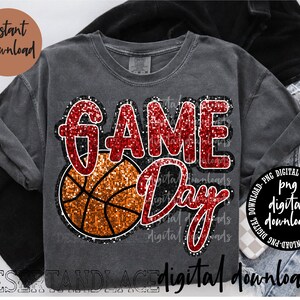 Könnte beinhalten: Ein graues T-Shirt mit dem Schriftzug "GAME DAY" in rotem Glitzer und einer Basketball-Grafik. Das Shirt zeigt auch den Text "Sofort-Download" und "digitale Downloads".