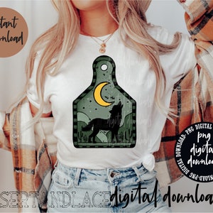 Peut inclure: T-shirt blanc avec un motif d'un loup hurlant à la lune dans une étiquette verte. Le design de l'étiquette comprend des étoiles, des cactus et le texte "digital downloads". Les mots "Instant Download" sont dans un cercle marron.
