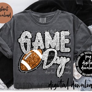 Könnte beinhalten: Graues T-Shirt mit dem Schriftzug "GAME DAY" in silberner Glitzer-Schrift und einem Football-Motiv. Das Shirt trägt auch die Aufschrift "digitaler Download" und "Sofort-Download".