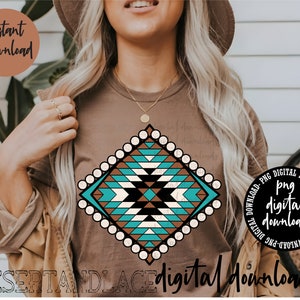 Pode incluir: Um download digital de um design geométrico turquesa, castanho, branco e preto com uma borda de pérolas brancas. O design tem a forma de um diamante e está sobre um fundo castanho. O texto "DESERTANDLACE digital downloads" está na parte inferior da imagem.