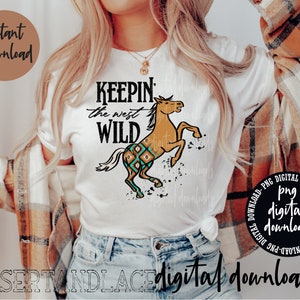 Peut inclure: Un t-shirt blanc avec un motif de cheval brun et turquoise et le texte "Keepin' the west wild".