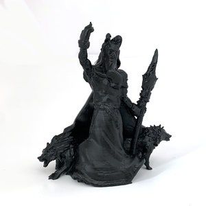 Puede incluir: Figurilla en miniatura impresa en 3D en blanco y negro de una figura femenina con una t&uacute;nica larga y un bast&oacute;n, de pie con dos lobos a sus pies.