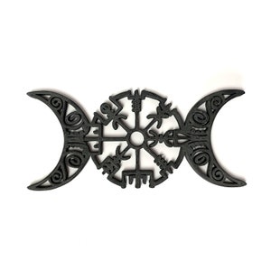 Puede incluir: Decoración de pared de madera negra con un símbolo de triple luna y un Vegvisir, un símbolo direccional nórdico. El diseño es intrincado y detallado, con un fondo negro.