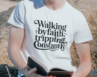 Zu Fuß durch den Glauben ständig Trippeln Shirt Lustiger Glaube Grafik T-Shirt Christliches T-Shirt Bibel Vers Religiöses Shirt Humor Geschenk für Sie oder Ihn