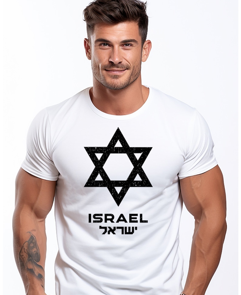Op de afbeelding: Wit T-shirt met een zwarte Davidster-afbeelding en de tekst "ISRAEL" in het Engels en Hebreeuws.