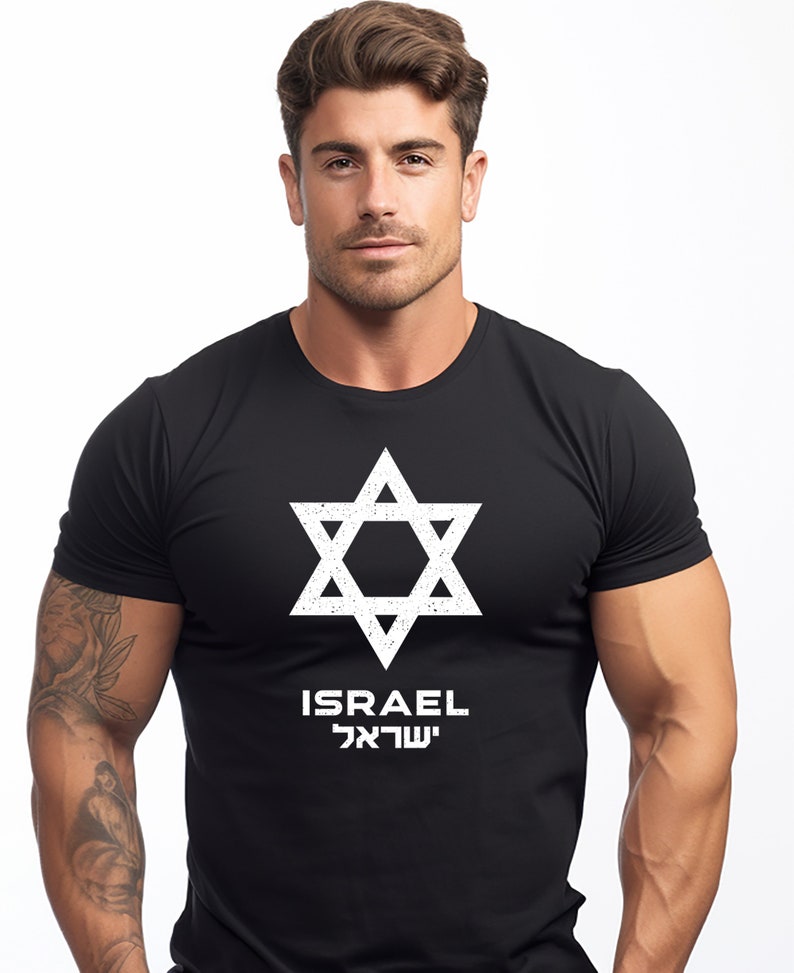 Op de afbeelding: Zwart T-shirt met een witte Davidster en het woord "ISRAEL" in het Engels en Hebreeuws.