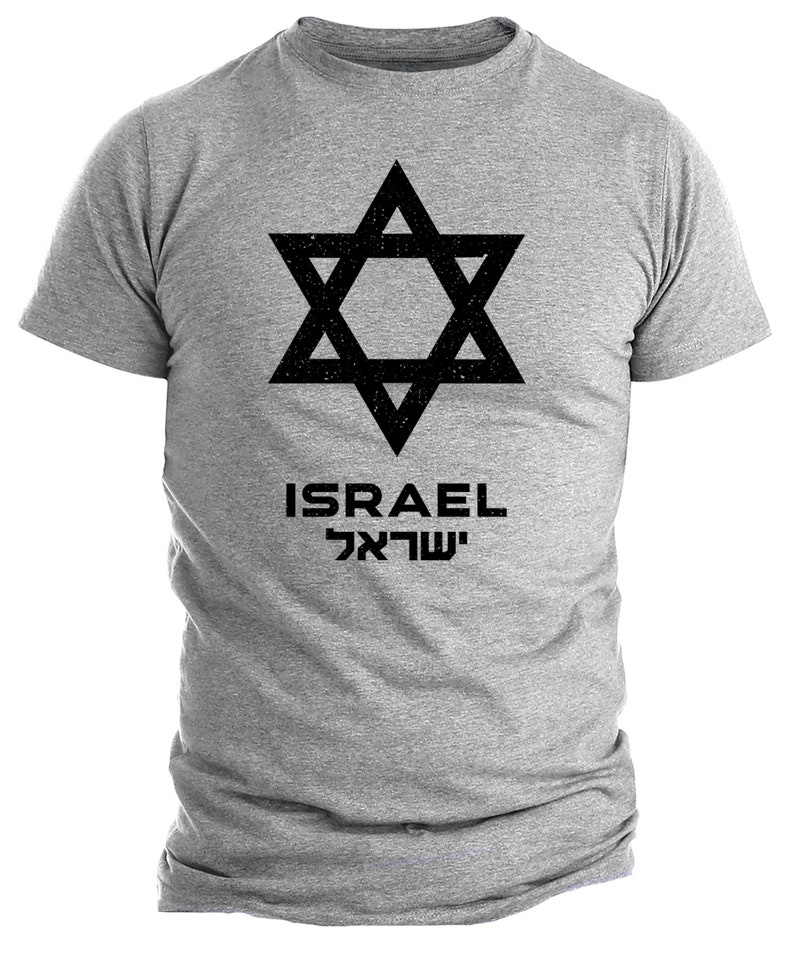 Op de afbeelding: Een grijs T-shirt met een zwarte Davidster en het woord "ISRAEL" in het Engels en Hebreeuws.