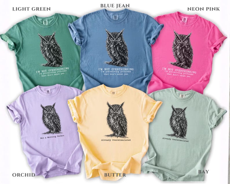 Puede incluir: Seis camisetas de manga corta en colores verde claro, azul vaquero, rosa ne&oacute;n, orqu&iacute;dea, mantequilla y bay. Cada camiseta presenta una ilustraci&oacute;n de b&uacute;ho en blanco y negro con texto como I'm Not Overthinking, Not a Morning Person o Already Overstimulated.
