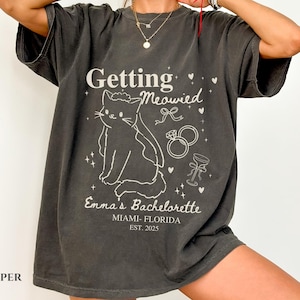 Camiseta de despedida de soltera "Getting Meowied" para amantes de los gatos, camiseta personalizada para la fiesta nupcial, regalo para damas de honor, camiseta divertida para el viaje a Miami y el equipo de la boda. imagen 2
