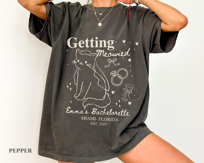 Camiseta de despedida de soltera "Getting Meowied" para amantes de los gatos, camiseta personalizada para la fiesta nupcial, regalo para damas de honor, camiseta divertida para el viaje a Miami y el equipo de la boda. imagen 2