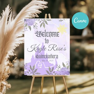 Puede incluir: Un cartel de bienvenida morado y dorado con un dise&ntilde;o floral y una silueta de un castillo. El texto dice "Bienvenido a la Quincea&ntilde;era de Kayle Rose el 20 de junio de 2025".
