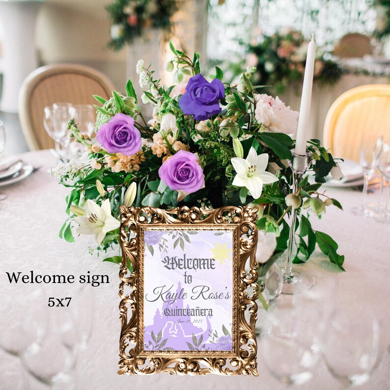 Puede incluir: Un cartel de bienvenida con marco dorado con un dise&ntilde;o floral morado y blanco. El cartel dice "Bienvenido a Kayle Rose's Quincea&ntilde;era".