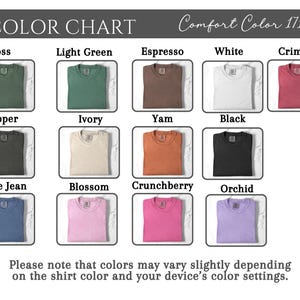 Puede incluir: Tabla de colores de camisetas, mostrando tonos como Musgo, Verde claro, Espresso, Blanco y Carmes&iacute;. Otros colores son Pimienta, Marfil, &Ntilde;ame, Negro, Azul vaquero, Blossom, Crunchberry y Orqu&iacute;dea. Texto inferior sobre variaciones.