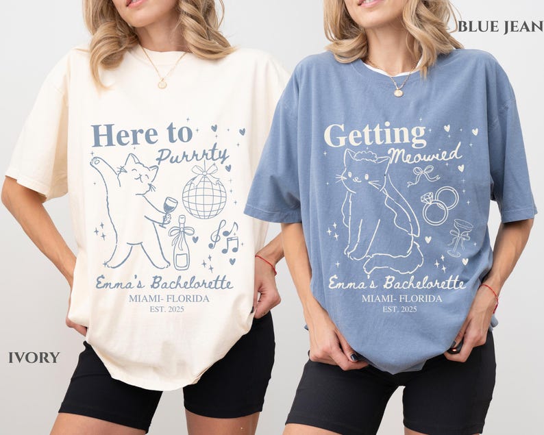 Puede incluir: Dos camisetas, una marfil y otra azul, con dise&ntilde;os de despedida de soltera con tem&aacute;tica de gatos. La camiseta marfil dice "Here to Purrrty" con un gr&aacute;fico de gato, mientras que la camiseta azul dice "Getting Meowied". Ambas camisetas incluyen "Emma's Bachelorette" y la ubicaci&oacute;n y el a&ntilde;o.