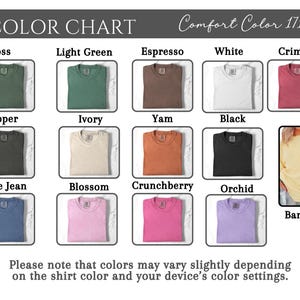 Puede incluir: Una carta de colores Comfort Color 1717 que muestra trece opciones de color para camisetas, incluyendo Moss, Light Green, Espresso, White, Crimson, Pepper, Ivory, Yam, Black, Blue Jean, Blossom, Crunchberry, Orchid y Banana, con etiquetas de texto.