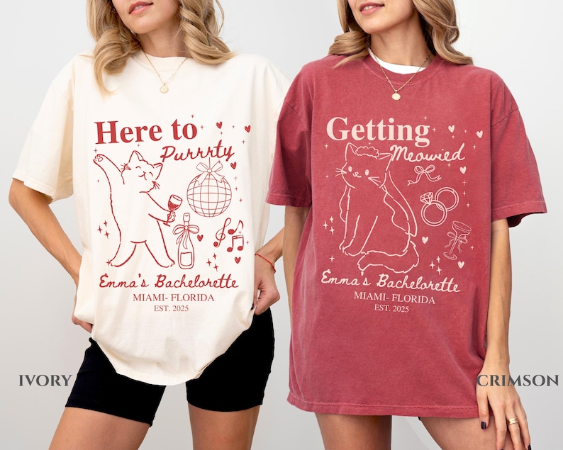 Puede incluir: Dos camisetas, una marfil y otra carmes&iacute;, con dise&ntilde;os a juego con tem&aacute;tica de gatos para una despedida de soltera. La camiseta marfil dice "Here to Purrrty" y la camiseta carmes&iacute; dice "Getting Meowied". Ambas camisetas incluyen "Emma's Bachelorette, Miami-Florida, EST. 2025".