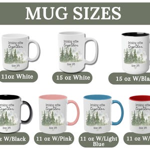 Może przedstawiać: R&oacute;żne rozmiary kubk&oacute;w z napisem "Drinking coffee together" i motywem lasu. Dostępne w rozmiarach 312 ml i 444 ml, z opcjami w kolorze białym, czarnym, r&oacute;żowym, jasnoniebieskim i czerwonym. Idealne do gorących napoj&oacute;w.