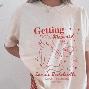 Camiseta de despedida de soltera "Getting Meowied" para amantes de los gatos, camiseta personalizada para la fiesta nupcial, regalo para damas de honor, camiseta divertida para el viaje a Miami y el equipo de la boda. imagen 10