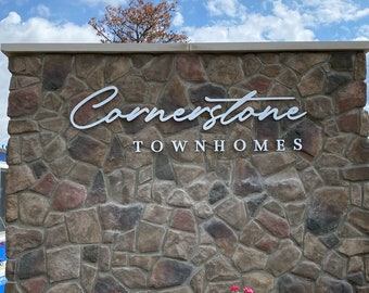 Señalización metálica y acrílica 3D personalizada: letras para pared exterior y logotipos para empresas.