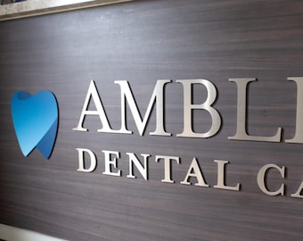 Letreros de logotipos personalizados en metal y acrílico 3D: Decoración de recepción de oficina