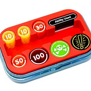 Peut inclure: Un organisateur de jeu rouge avec divers jetons et piles de pièces. Les jetons comportent des symboles de crâne et de point d'exclamation. Les piles de pièces sont numérotées 10, 30, 50 et 100. Le texte "Ability Used" est également visible.