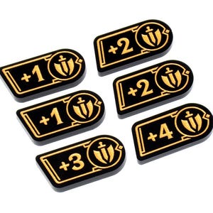 Pode incluir: Seis fichas de jogo pretas com bordas e símbolos dourados. Cada ficha tem um número diferente, variando de +1 a +4, e um ícone de escudo dourado. As fichas são retangulares com cantos arredondados.