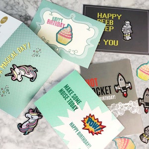 cartões de aniversário com adesivo patch.unicorn-patch. patch de arco-íris. patch de robô. patch de foguete. pow-Patch. aniversário de unicórnio. aniversário do robô