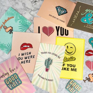 Liebeskarten mit Sticker-Aufnäher. Lippen-Patch. Kaktus-Aufnäher. Herz-Aufnäher. Diamant-Aufnäher. Flamingo-Aufnäher. Flamingo-Karte. Smiley-Aufnäher.