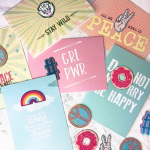 Tarjetas Pastell con parche adhesivo. parche de victoria. Parche de rosquilla. parche arco iris. hashtag-patch. Parche de paz. Parche de amor. Tarjeta pastell.