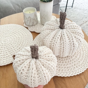Handgemachter Häkel-Kürbis aus Baumwollkordel | Herbstdeko, Cozy Autumn, Handmade Pumpkin