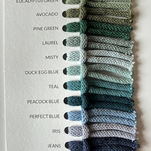 Pu&ograve; includere: Scheda colori con una gamma di campioni di corda nei toni del verde, blu e neutri. La scheda mostra nomi come Aloe, Matcha, Eucalyptus Green, Avocado, Pine Green, Laurel, Misty, Duck Egg Blue, Teal, Peacock Blue, Perfect Blue, Iris, Jeans, Espresso e Black.