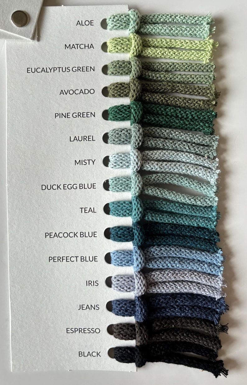 Pu&ograve; includere: Scheda colori con una gamma di campioni di corda nei toni del verde, blu e neutri. La scheda mostra nomi come Aloe, Matcha, Eucalyptus Green, Avocado, Pine Green, Laurel, Misty, Duck Egg Blue, Teal, Peacock Blue, Perfect Blue, Iris, Jeans, Espresso e Black.