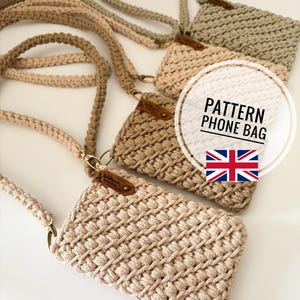 Könnte beinhalten: Mehrere beige gehäkelte Handytaschen mit passenden Trägern werden gezeigt. Jede Tasche hat eine gewebte Textur und ein kleines Lederetikett. Die Taschen sind in verschiedenen Beige- und Brauntönen gehalten. Der Text "PATTERN PHONE BAG" und eine britische Flagge sind enthalten.