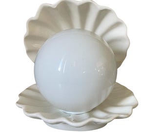 Vintage Frans nachtlampje in de vorm van een schelp, gemaakt van keramiek en opaalglas.