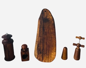 Juego vintage de madera de olivo francés: tabla de cortar, cascanueces, molinillo, salero y sacacorchos