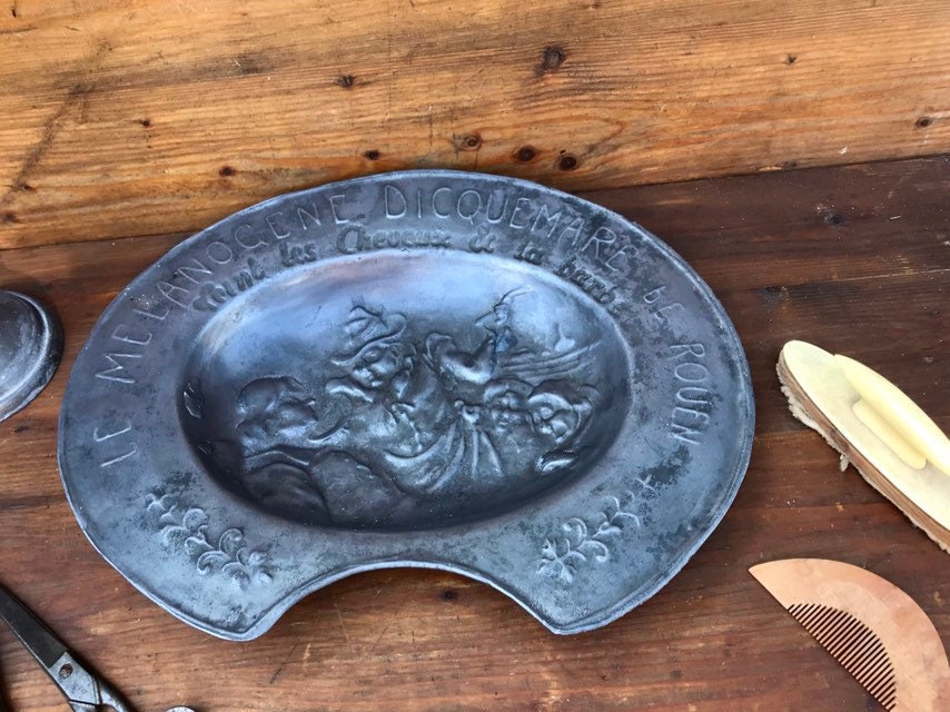 Ancien Plat En étain Peint Super Rare – Château Et Tour D'époque, Pièce De Collection Unique !