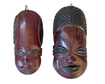 Masques africains en bois sculptés vintage