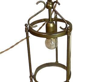 Antiguo farol de vestíbulo transformado en lámpara portátil