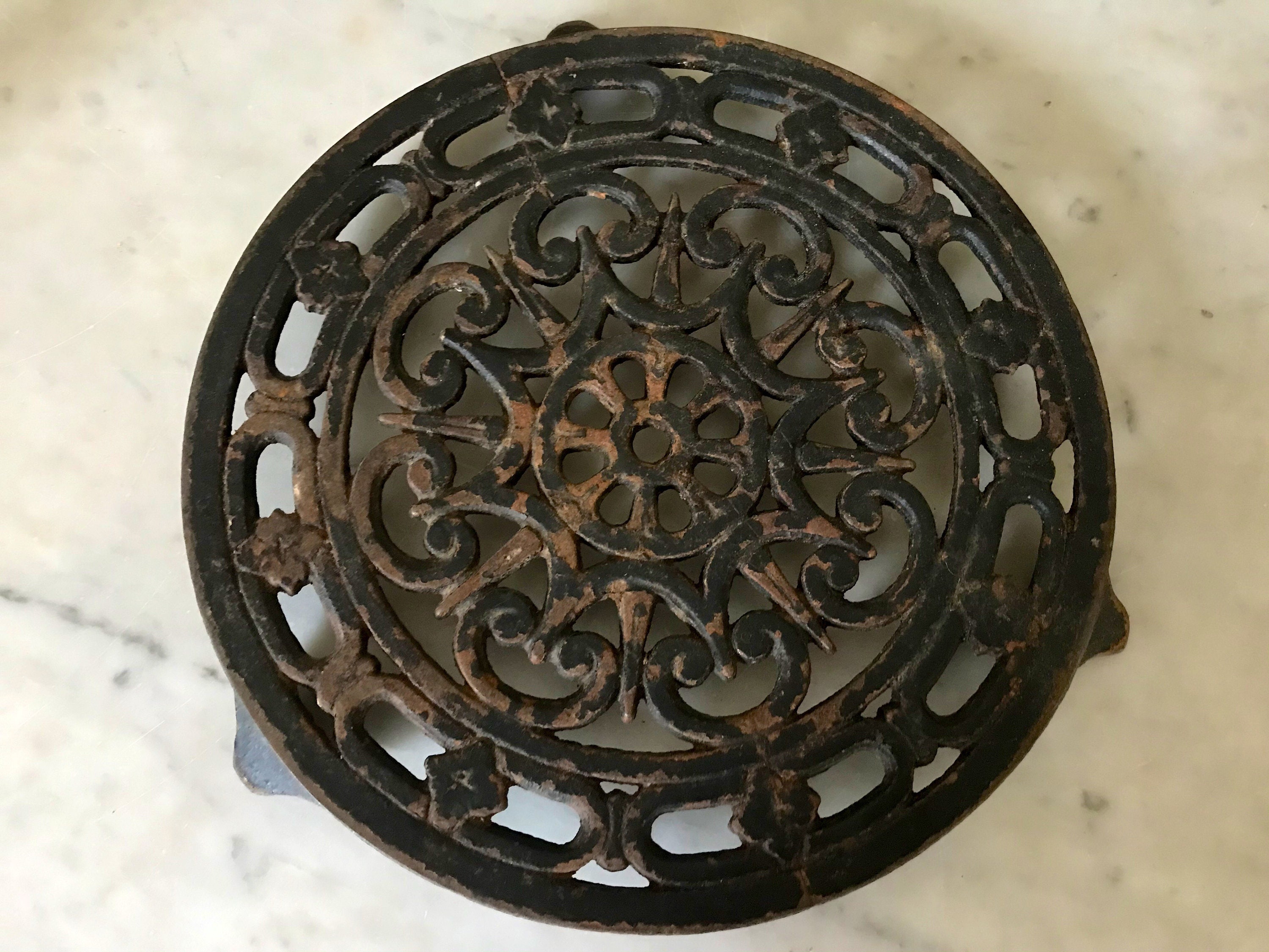 Ancien Dessous de Plat en Fonte