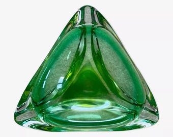 厚く透明なムラーノガラス製の灰皿カップの空のポケットまたはリング
