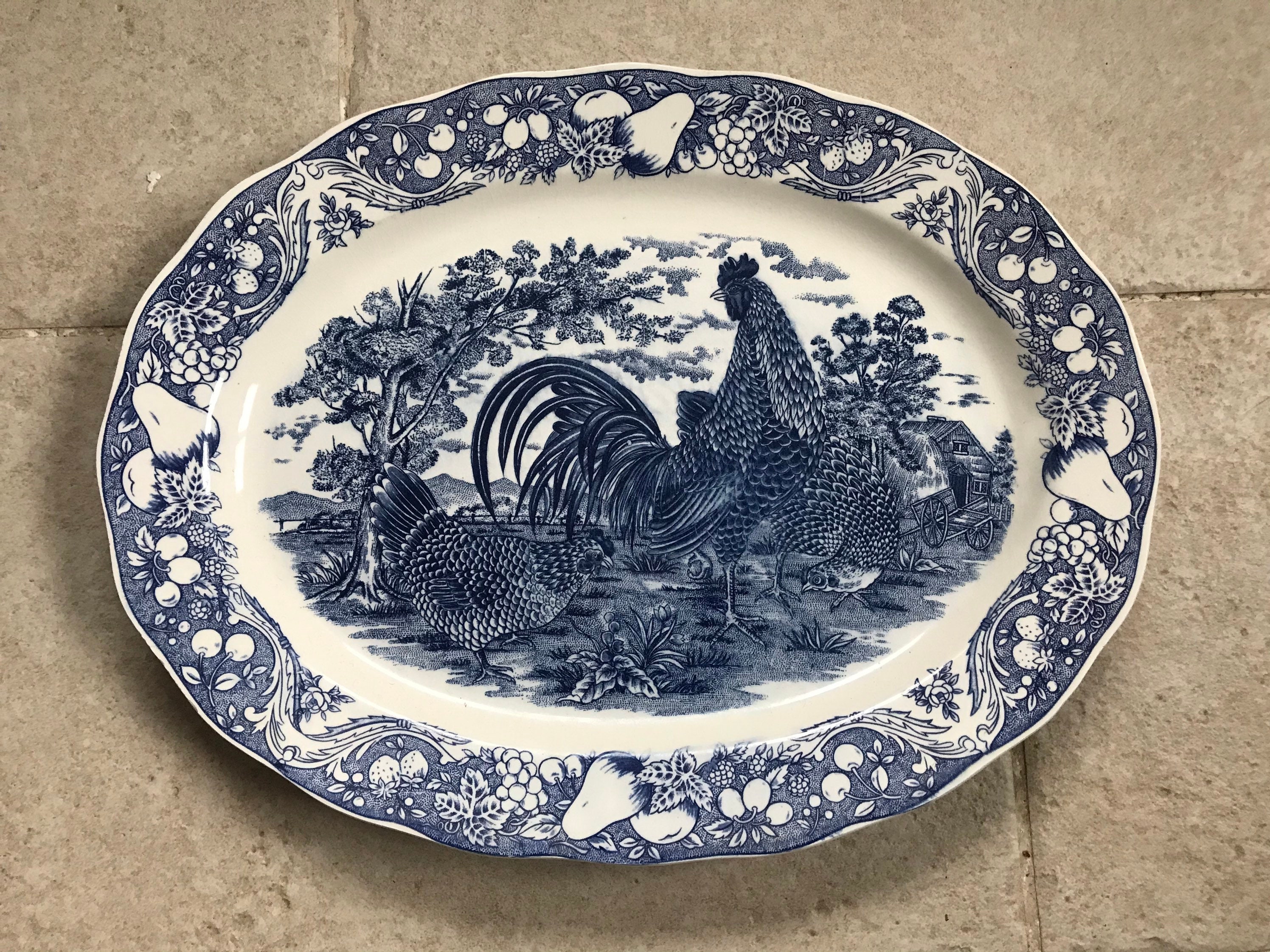 Ancien Large Plat en Céramique Émaillée Motif Poules