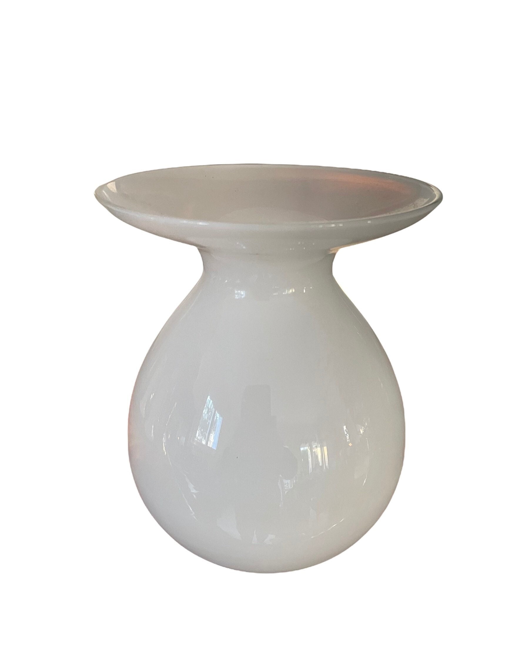 Ancien Vase Boule en Opaline Blanche