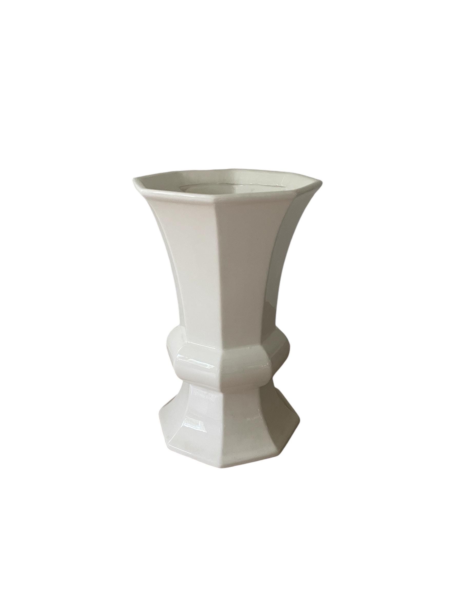 白い陶器のヴィンテージ八角形の花瓶 - Etsy 日本