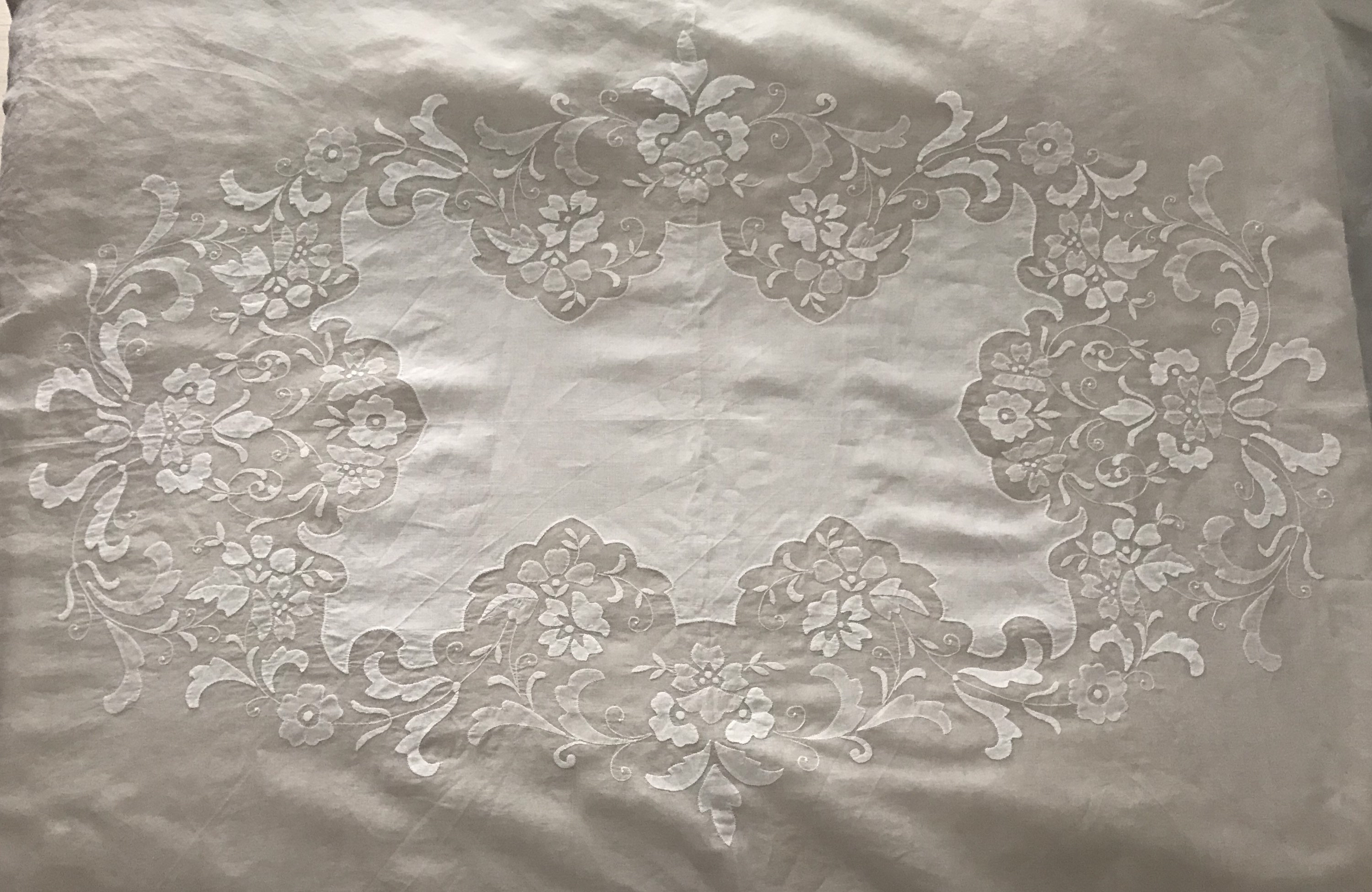 Ancienne Nappe Rectangulaire en Organdi Brodée