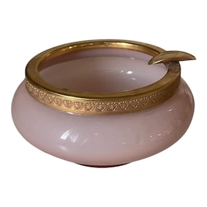 Vintage ashtray in genuine pink opaline glass by Cristallin, original Pierre Schneider label, gilt metal mount, France, 1960