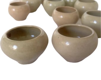 侘び寂びシックな田舎風の小さな古いヴィンテージ陶器の陶器のポット 5