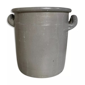 Peut inclure: Un grand pot en céramique gris avec deux anses. Le pot est en grès et a un aspect rustique et vintage.
